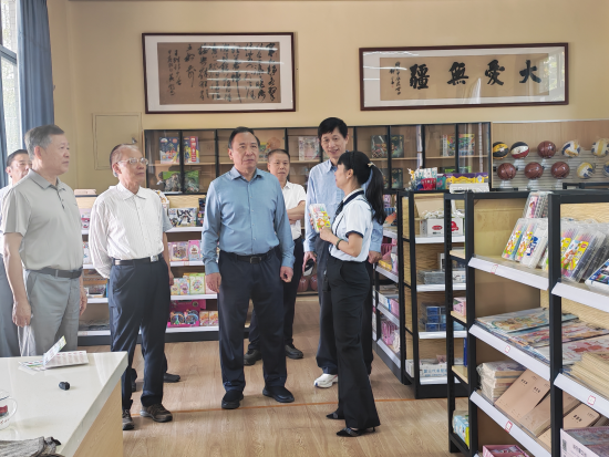 图为与会领导嘉宾参观古田中心小学成翘书院爱心驿站“五老”关爱工作室。 图为与会领导嘉宾参观古田中心小学成翘书院爱心驿站“五老”关爱工作室。