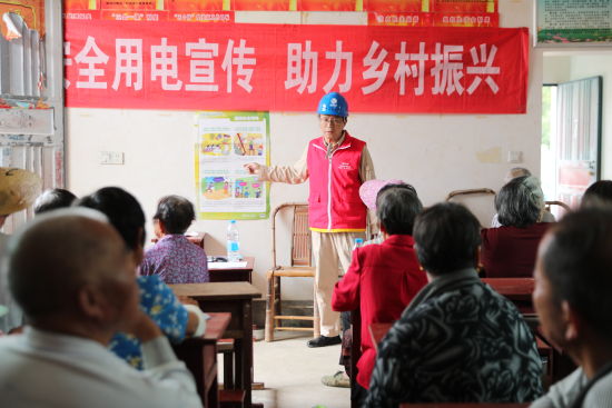 国网福建电力(莆田电力义修哥)“双满意”共产党员服务队向老人宣传安全用电常识。(陈娜丽 摄) 国网福建电力(莆田电力义修哥)“双满意”共产党员服务队向老人宣传安全用电常识。(陈娜丽 摄)