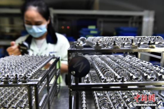 图为工人在镜片生产线上作业。中新社记者 张斌 摄 图为工人在镜片生产线上作业。中新社记者 张斌 摄