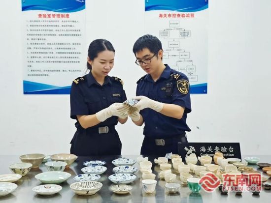 海沧海关在跨境电商出口包裹中查获71件文物。厦门海关供图 海沧海关在跨境电商出口包裹中查获71件文物。厦门海关供图