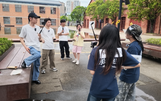 图为录制现场 图为录制现场