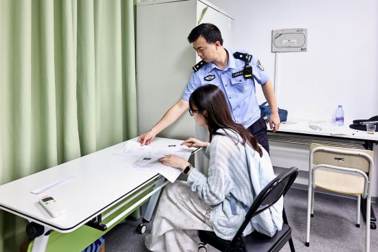 民警为考生核验身份信息,协助办理临时身份证明,保障考生顺利参加考试。 民警为考生核验身份信息,协助办理临时身份证明,保障考生顺利参加考试。