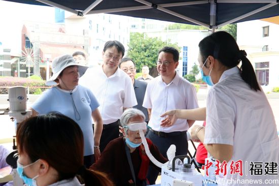 宁德市医院等多家医疗机构现场开展义诊服务。叶茂 摄 宁德市医院等多家医疗机构现场开展义诊服务。叶茂 摄