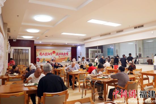 养老机构食堂内,老人们围坐用餐,欢度重阳节。叶茂 摄 养老机构食堂内,老人们围坐用餐,欢度重阳节。叶茂 摄