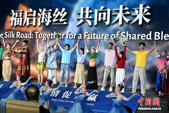 10月17日,21世纪海上丝绸之路地方政府合作暨国际友好城市对话会在福建福州开幕。 中新社记者 张斌 摄 10月17日,21世纪海上丝绸之路地方政府合作暨国际友好城市对话会在福建福州开幕。 中新社记者 张斌 摄
