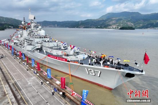 10月15号,航拍福州舰。(无人机照片)中新社记者 王东明 摄 10月15号,航拍福州舰。(无人机照片)中新社记者 王东明 摄