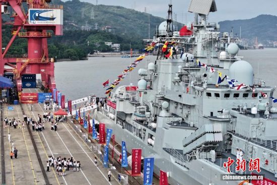 10月15号,市民参观福州舰。(无人机照片)中新社记者 王东明 摄 10月15号,市民参观福州舰。(无人机照片)中新社记者 王东明 摄