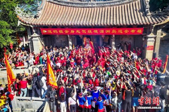 10月18 日,纪念妈祖羽化升天1039周年系列活动在福建莆田湄洲岛启幕,湄洲妈祖金身自祖庙正殿起驾,开启为期两天的全岛巡安布福绕境活动。中新社记者 王东明 摄 10月18 日,纪念妈祖羽化升天1039周年系列活动在福建莆田湄洲岛启幕,湄洲妈祖金身自祖庙正殿起驾,开启为期两天的全岛巡安布福绕境活动。中新社记者 王东明 摄