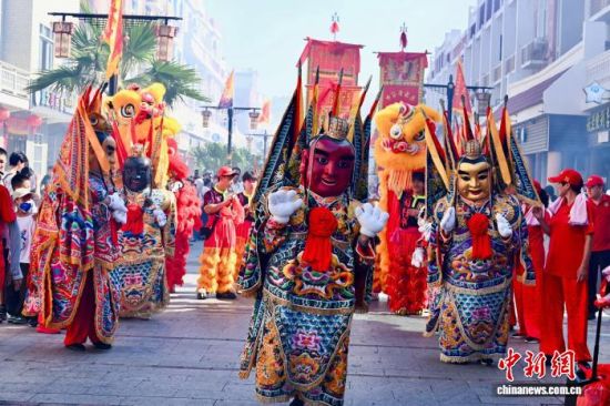 图为台湾电音三太子亮相巡游队伍。中新社记者 王东明 摄 图为台湾电音三太子亮相巡游队伍。中新社记者 王东明 摄