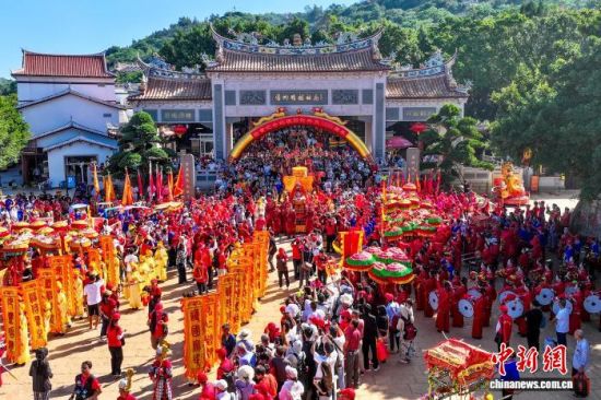 10月18日,纪念妈祖羽化升天1039周年系列活动在福建莆田湄洲岛启幕,湄洲妈祖金身自祖庙正殿起驾,开启为期两天的全岛巡安布福绕境活动。中新社记者 王东明 摄 10月18日,纪念妈祖羽化升天1039周年系列活动在福建莆田湄洲岛启幕,湄洲妈祖金身自祖庙正殿起驾,开启为期两天的全岛巡安布福绕境活动。中新社记者 王东明 摄