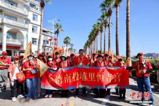 图为台湾妈祖敬仰者参加活动。中新社记者 王东明 摄 图为台湾妈祖敬仰者参加活动。中新社记者 王东明 摄