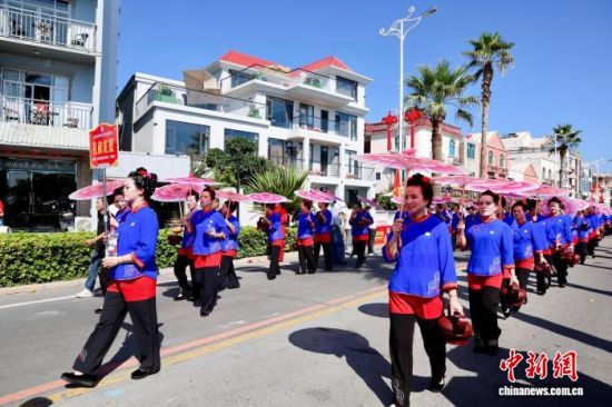 图为湄洲女身着传统服饰参加活动。中新社记者 王东明 摄 图为湄洲女身着传统服饰参加活动。中新社记者 王东明 摄