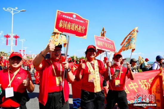 图为泰国妈祖敬仰者参加活动。中新社记者 王东明 摄 图为泰国妈祖敬仰者参加活动。中新社记者 王东明 摄