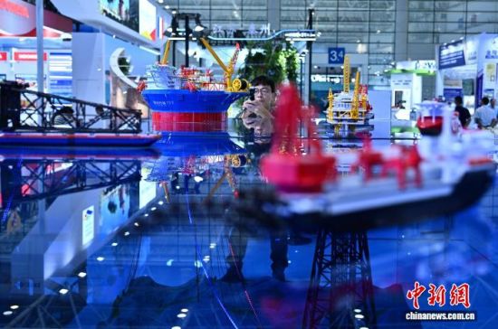 10月17日,展馆内展示的中国首个深水油田二次开发项目沙盘吸引参观者。中新社记者 张斌 摄 10月17日,展馆内展示的中国首个深水油田二次开发项目沙盘吸引参观者。中新社记者 张斌 摄