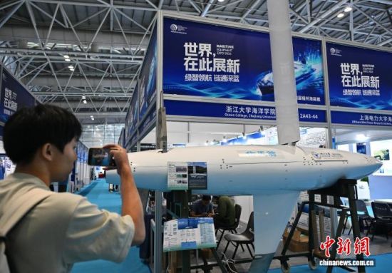 10月17日,参观者在拍摄“信天翁”风帆驱动自主航行器。“信天翁”融合了水面快速走航观测与水下作业双重功能,可有效突破传统海洋观测设备的功能局限。 中新社记者 张斌 摄 10月17日,参观者在拍摄“信天翁”风帆驱动自主航行器。“信天翁”融合了水面快速走航观测与水下作业双重功能,可有效突破传统海洋观测设备的功能局限。 中新社记者 张斌 摄