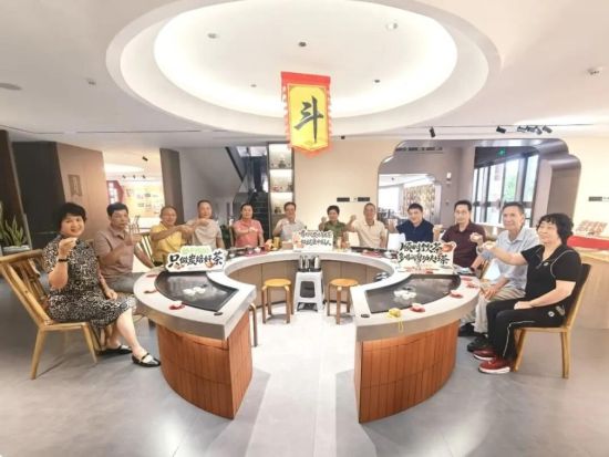 品鉴会现场,嘉宾体验新茶、中期陈茶、老茶三轮递进式茶汤 品鉴会现场,嘉宾体验新茶、中期陈茶、老茶三轮递进式茶汤