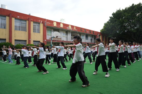 图为福州市吴山小学学生演练儒家拳武术操。主办方供图 图为福州市吴山小学学生演练儒家拳武术操。主办方供图