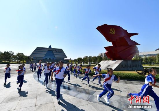 ͼΪ10��13�գ�Сѧ�����������س�������������ع㳡������ǰ�����������ǳ���������֮һ��Ҳ�ǳ���·;��Զ��һ�������ء���������� �ű� ��