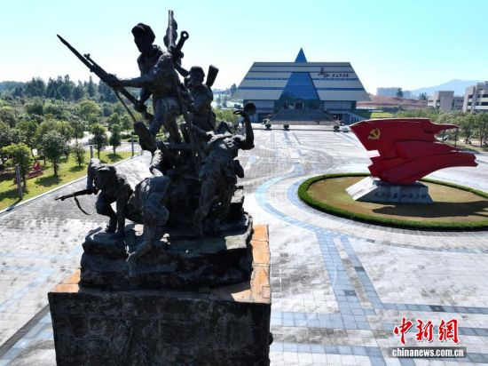 ͼΪ10��13�գ������س�������������ع㳡�ϵĵ��ܡ��ڶ��ι��ڸ���ս��ʱ�ڣ�����ȫ���˿�ֻ��13���ˣ��μӺ���ľ���1.6�����ˣ�6000���������ӵܱ��μӳ�����(���˻���Ƭ)��������� �ű� ��