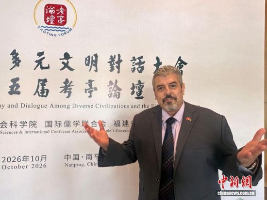 10月19日,亚美尼亚学者、四川外国语大学教授王鹰在福建南平参加第五届考亭论坛后接受中新社采访。中新社记者 张丽君 摄 10月19日,亚美尼亚学者、四川外国语大学教授王鹰在福建南平参加第五届考亭论坛后接受中新社采访。中新社记者 张丽君 摄