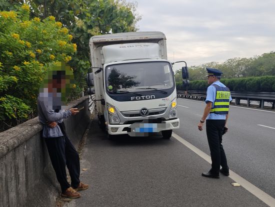 执法人员耐心劝导驾驶员,讲解此高速维修诈骗套路 执法人员耐心劝导驾驶员,讲解此高速维修诈骗套路
