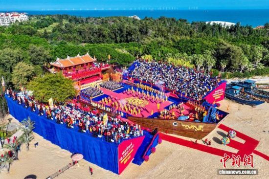 10月18日,福建湄洲岛举办海祭妈祖祈福大典,海内外妈祖信众相聚福船祭台,循古礼举行海祭仪式。中新社记者 王东明 摄 10月18日,福建湄洲岛举办海祭妈祖祈福大典,海内外妈祖信众相聚福船祭台,循古礼举行海祭仪式。中新社记者 王东明 摄