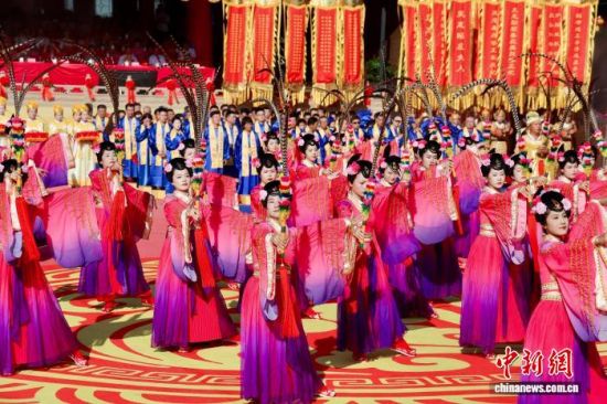 图为海祭祈福大典上的乐舞表演。中新社记者 王东明 摄 图为海祭祈福大典上的乐舞表演。中新社记者 王东明 摄