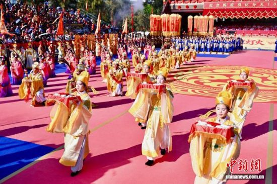 图为海祭祈福大典上的乐舞表演。中新社记者 王东明 摄 图为海祭祈福大典上的乐舞表演。中新社记者 王东明 摄