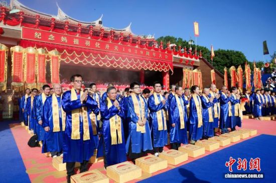 图为信众参加海祭祈福大典。中新社记者 王东明 摄 图为信众参加海祭祈福大典。中新社记者 王东明 摄