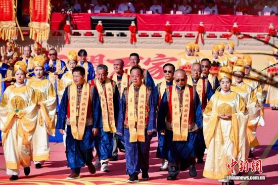 图为主祭人等走向祭台。中新社记者 王东明 摄 图为主祭人等走向祭台。中新社记者 王东明 摄