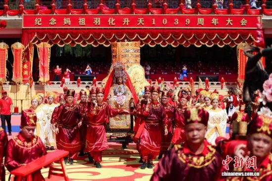 图为妈祖金身抵达海祭祈福大典现场。中新社记者 王东明 摄 图为妈祖金身抵达海祭祈福大典现场。中新社记者 王东明 摄