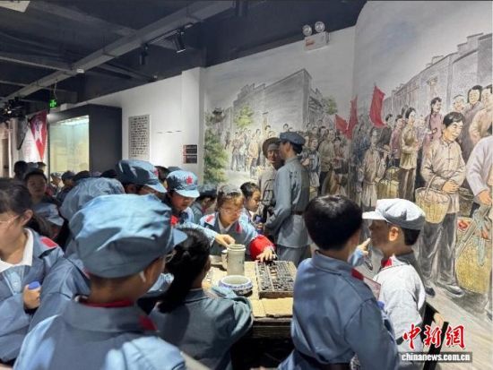 由140余名师生组成的首批秋季研学队伍抵达洋口红色旅游小镇。邱艳萍 摄 由140余名师生组成的首批秋季研学队伍抵达洋口红色旅游小镇。邱艳萍 摄