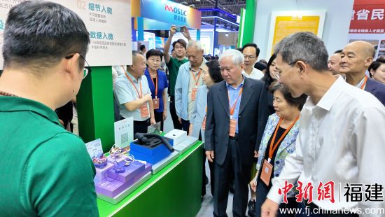 领导嘉宾参观“山海宁德·健康满格”展馆。叶茂 摄 领导嘉宾参观“山海宁德·健康满格”展馆。叶茂 摄