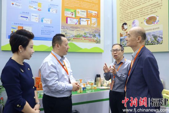 领导嘉宾参观“山海宁德·健康满格”展馆。叶茂 摄 领导嘉宾参观“山海宁德·健康满格”展馆。叶茂 摄