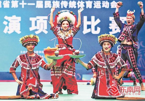 “抛陀螺”比赛现场 “抛陀螺”比赛现场