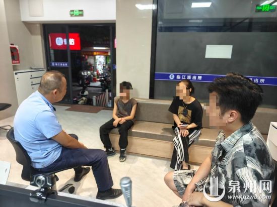 警方对少年进行开导 警方对少年进行开导