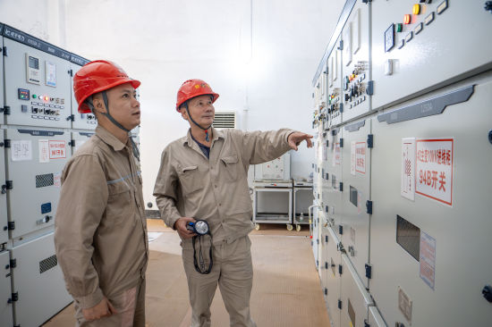 2026年10月13日,国网清流县供电公司工作人员为福建省展化化工有限公司检查配电室。 2026年10月13日,国网清流县供电公司工作人员为福建省展化化工有限公司检查配电室。