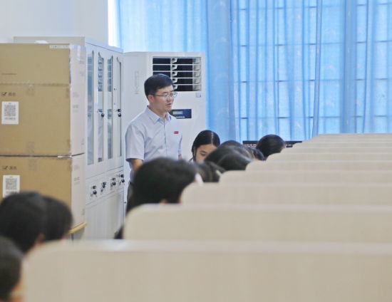 教学中的刘炀宾。 教学中的刘炀宾。