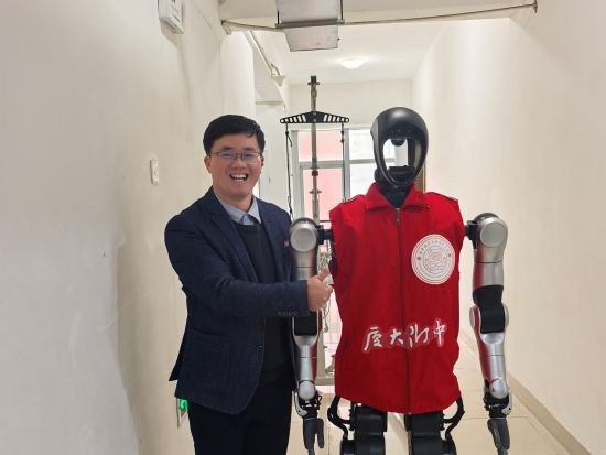 刘炀宾推动人工智能通识教育走进校园。 刘炀宾推动人工智能通识教育走进校园。
