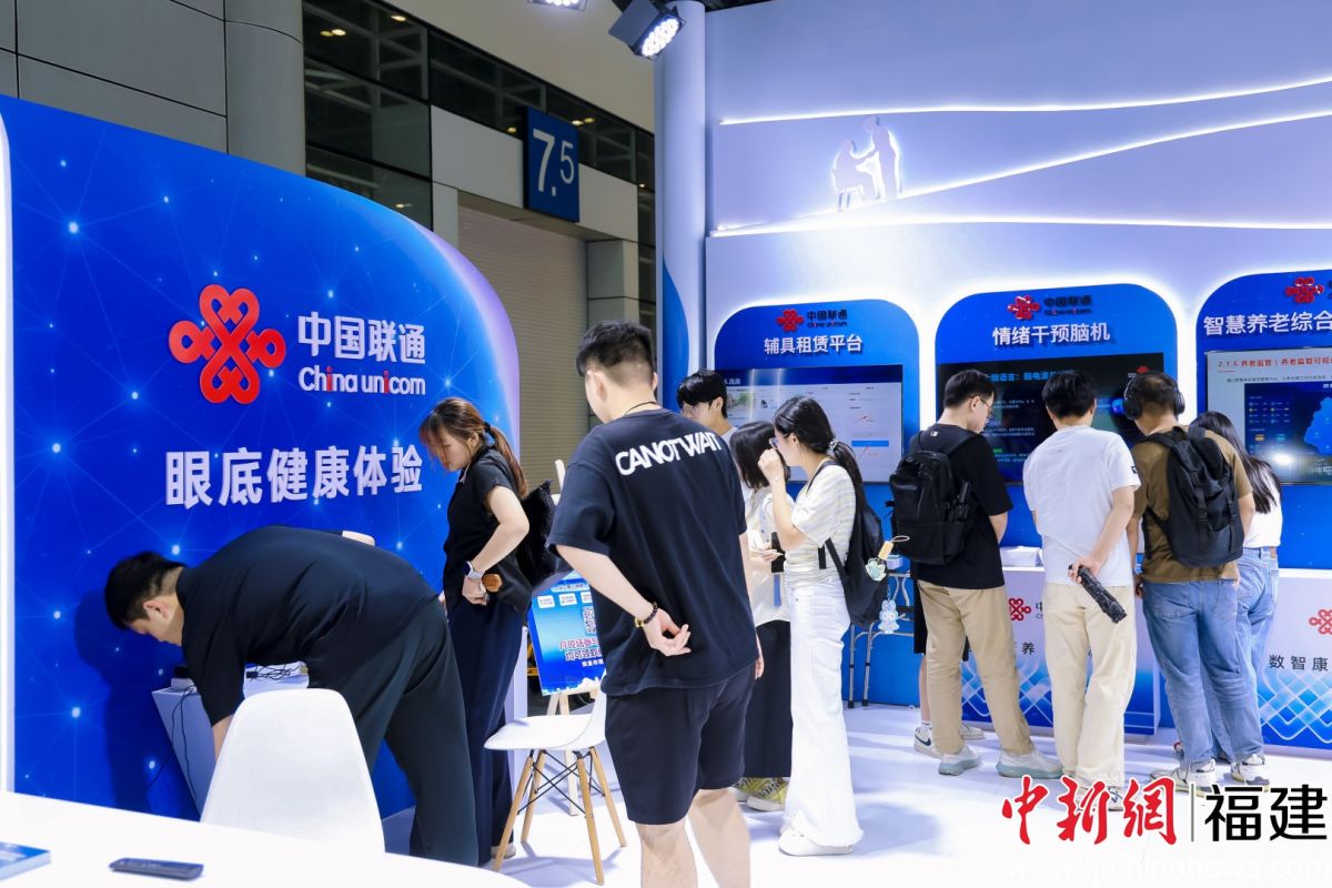 走进展区,便民服务与数智科技有机融合。李志强 摄 走进展区,便民服务与数智科技有机融合。李志强 摄