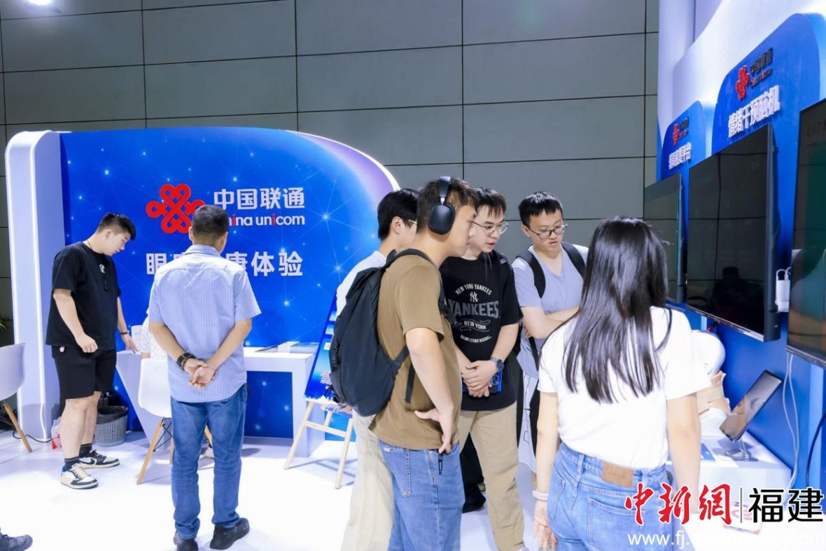 此外,现场集中展示了辅具租赁平台、智慧养老综合管理服务平台以及长护险服务监管平台。李志强 摄 此外,现场集中展示了辅具租赁平台、智慧养老综合管理服务平台以及长护险服务监管平台。李志强 摄