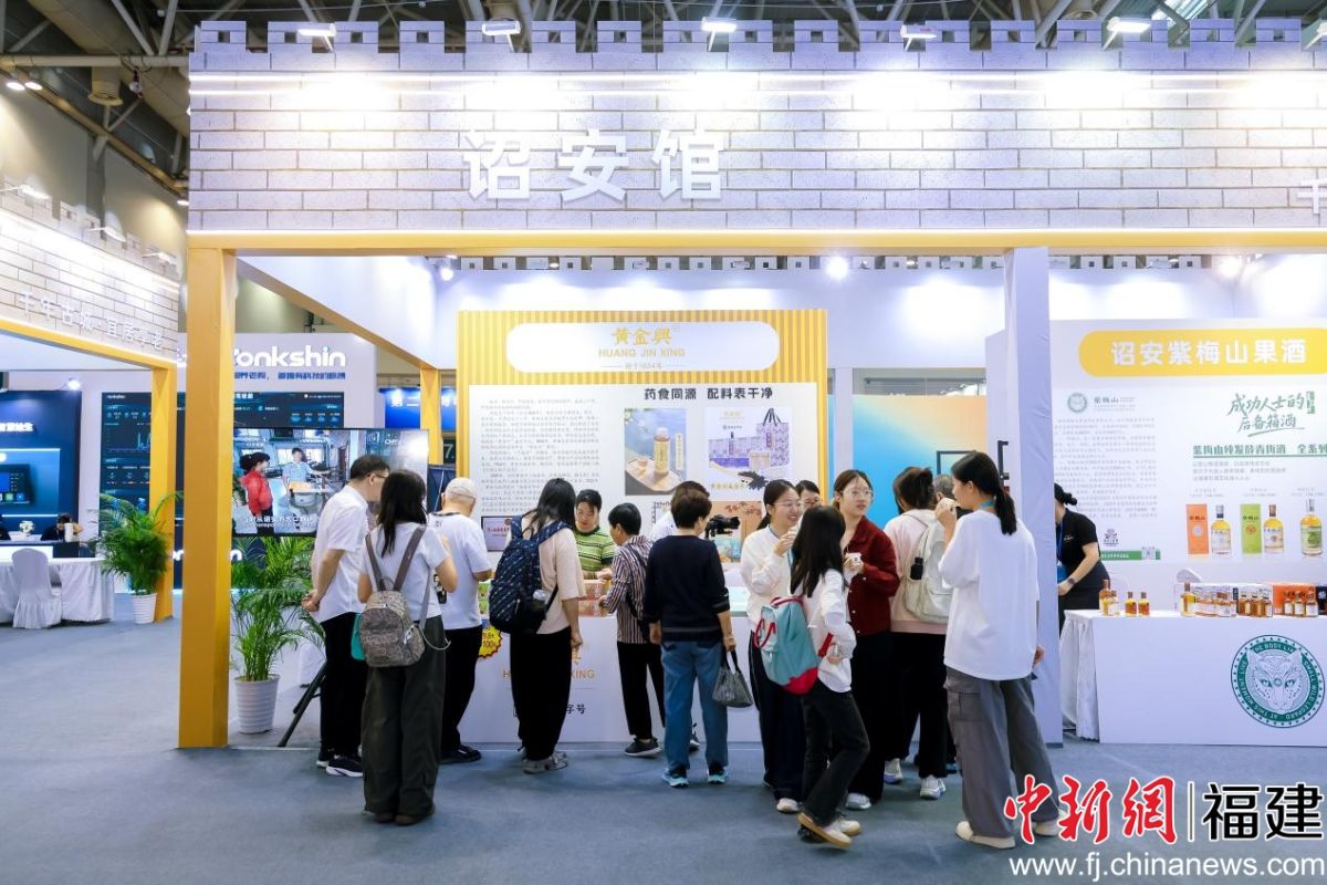 展会现场,诏安馆展区前人头攒动。李志强 摄 展会现场,诏安馆展区前人头攒动。李志强 摄