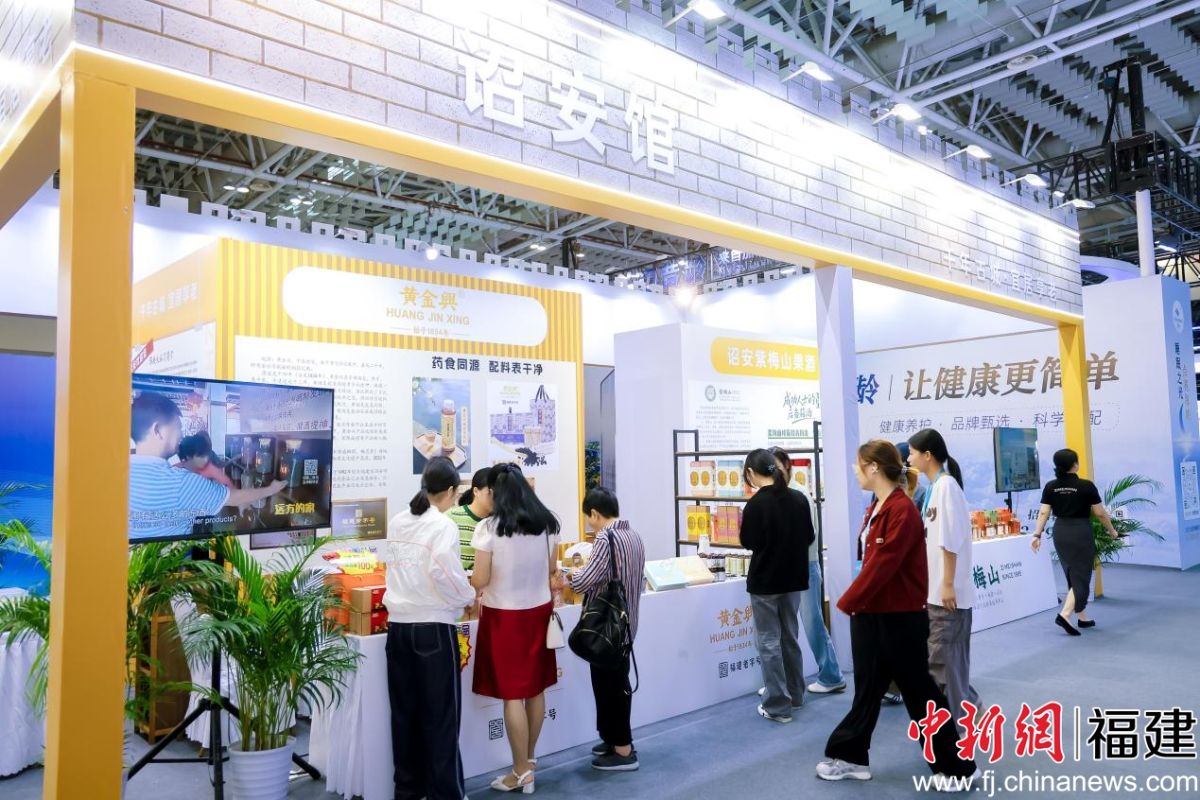 诏安展团在第二届老博会现场的火热互动,生动展现出当地养老与康养产业多元融合的蓬勃活力。李志强 摄 诏安展团在第二届老博会现场的火热互动,生动展现出当地养老与康养产业多元融合的蓬勃活力。李志强 摄