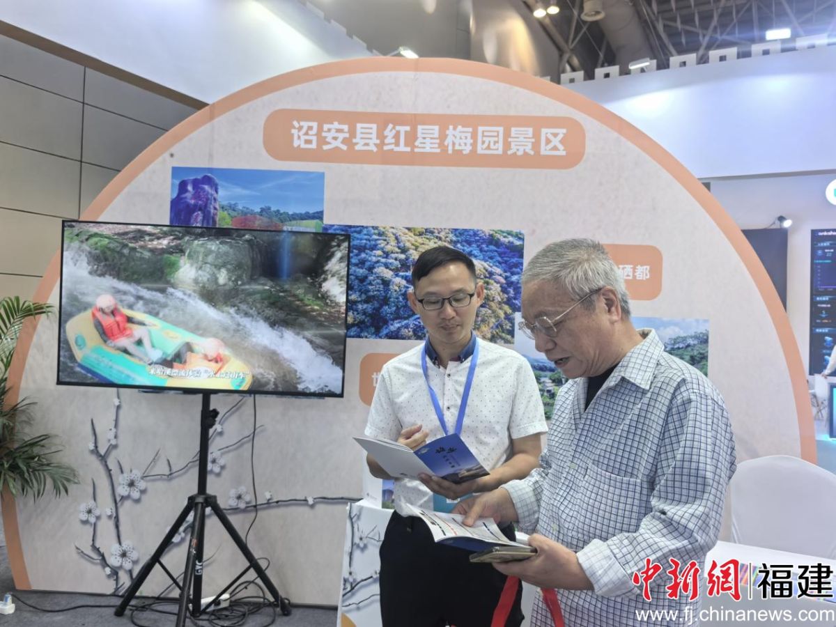 不少老人家正饶有兴致地打听太空舱和野奢帐篷的住宿体验。受访者 供图 不少老人家正饶有兴致地打听太空舱和野奢帐篷的住宿体验。受访者 供图