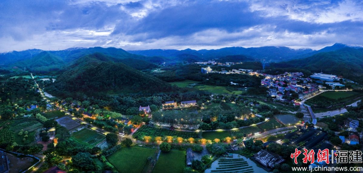 图为被青山绿水环绕的鹭凯生态庄园。 图为被青山绿水环绕的鹭凯生态庄园。