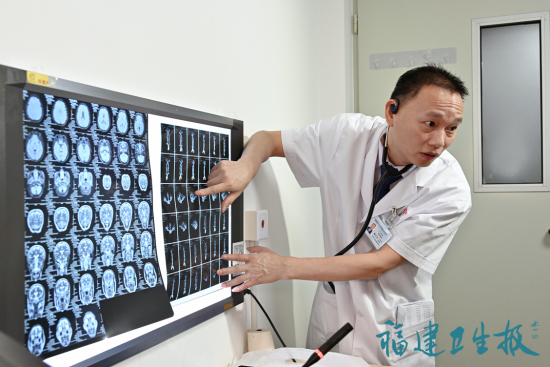 陈文伙教授分析患者的影像(资料图) 陈文伙教授分析患者的影像(资料图)