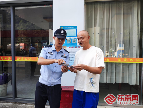 民辅警入户发放警民e家联系卡,进行宣传。下洋派出所 供图 民辅警入户发放警民e家联系卡,进行宣传。下洋派出所 供图