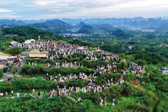 2026年8月2日,游客在广西阳朔县葡萄镇杨梅岭村夕阳山观赏喀斯特峰林。图/新华 2026年8月2日,游客在广西阳朔县葡萄镇杨梅岭村夕阳山观赏喀斯特峰林。图/新华