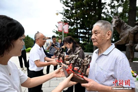 活动上,吴石烈士孙女吴红等烈士后人获赠《统一之愿》雕塑模型。 中新网记者 吕明 摄 活动上,吴石烈士孙女吴红等烈士后人获赠《统一之愿》雕塑模型。 中新网记者 吕明 摄