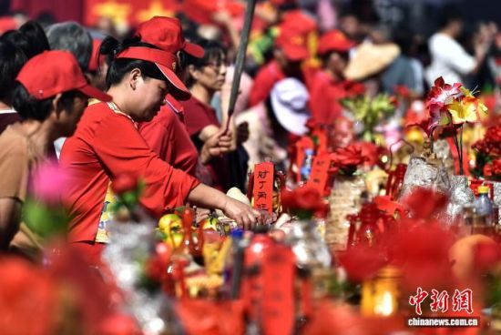 图为参加“作大福”民俗活动的村民。中新社记者 张斌 摄 图为参加“作大福”民俗活动的村民。中新社记者 张斌 摄